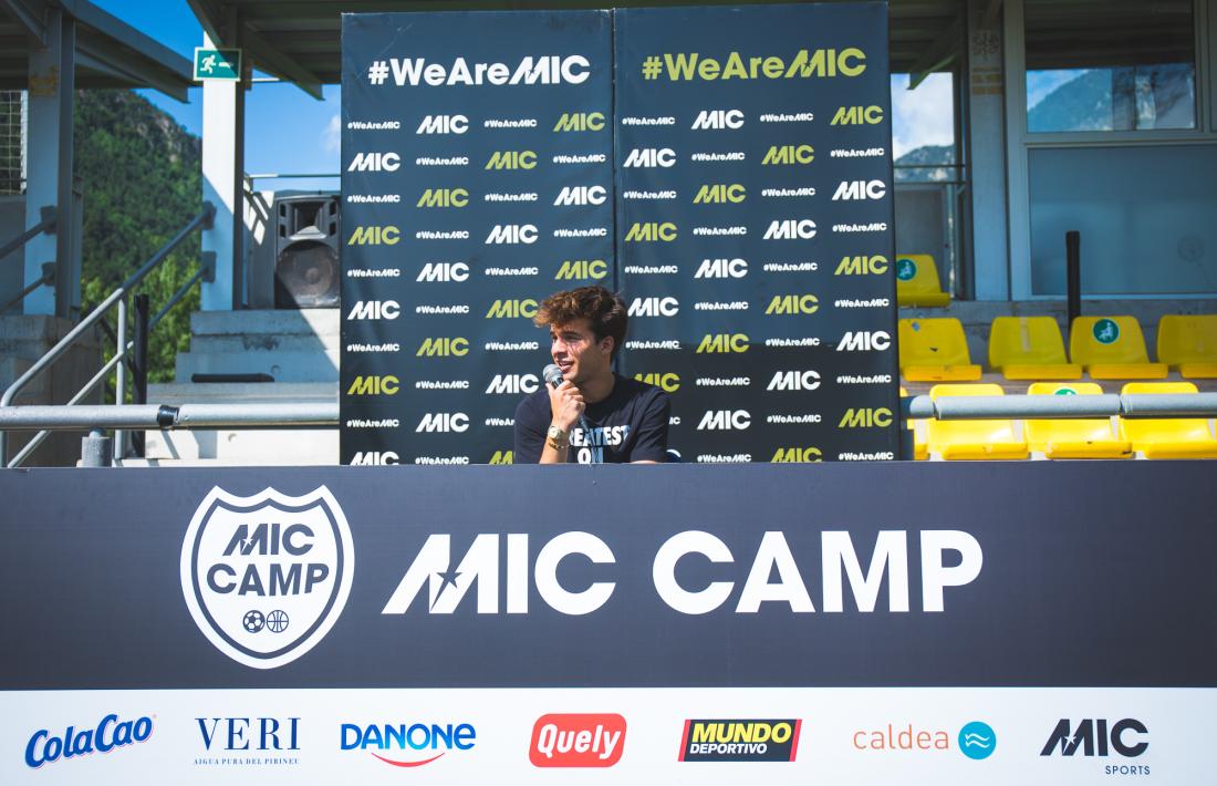 Riqui Puig va visitar els participants del MIC Camp al CE FAF 1. Foto: MIC Camp