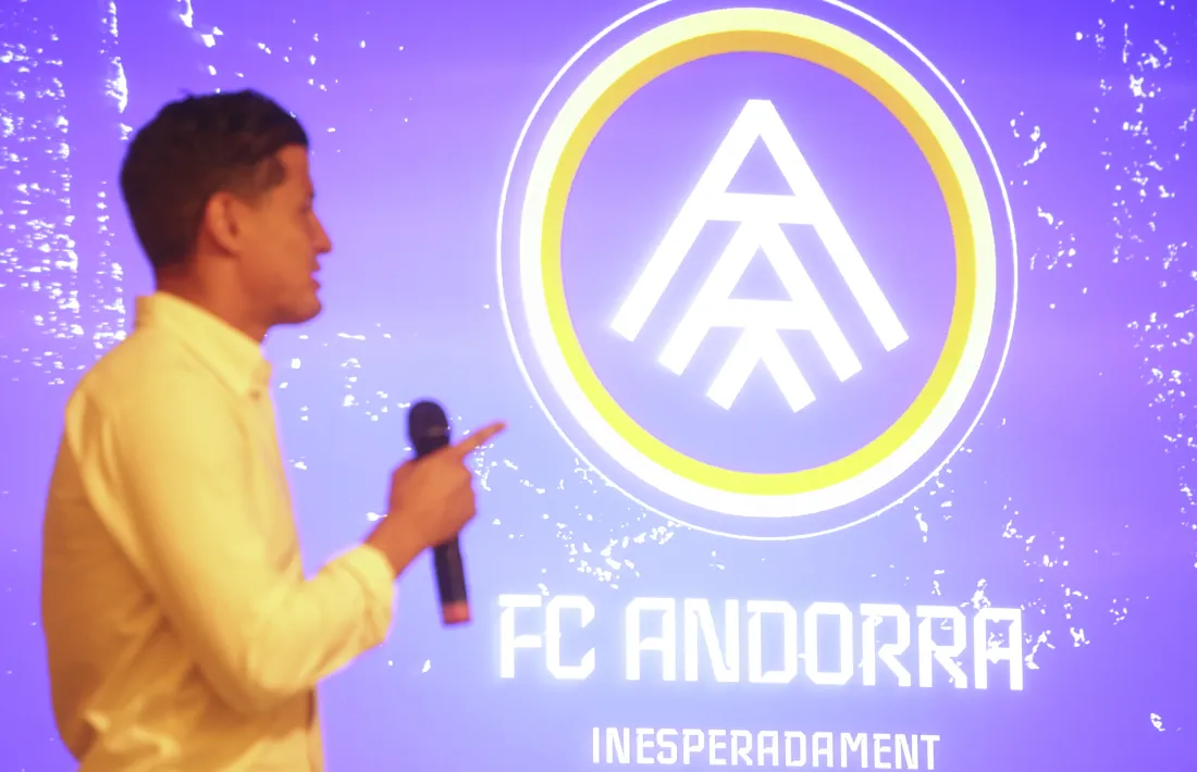 Rubén Bover, capità de l'FC Andorra, mostra el nou escut. Foto: Facundo Santana