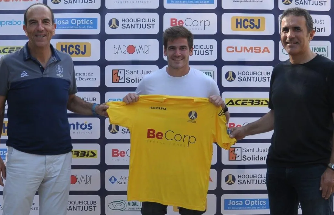 Gerard Miquel, amb la seva nova samarreta del Sant Just i amb el seu nou entrenador a la dreta, Ferran Pujalte. Foto: Foto cedida per Gerard Miquel