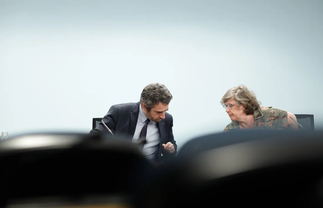 El ministre portaveu, Eric Jover, i la cap de l’àrea de Promoció, Prevenció, i Vigilància de la Salut, Rosa Vidal.