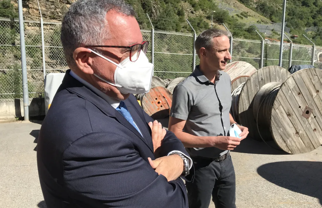 Albert Moles i Marc Calvet explicant les obres de la nova línia d'Alta Tensió.