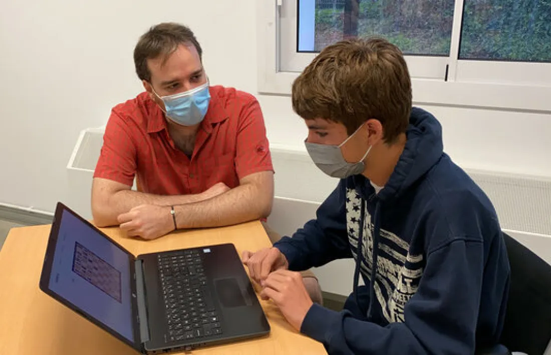 L'alumne de l'institut La Valira Markus Urban, amb el professor Marc Llovera. 