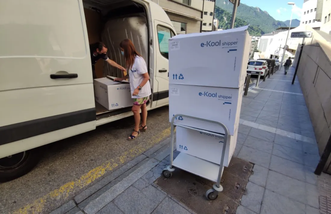 Les vacunes d’AstraZeneca, procedents de Portugal, van arribar ahir al matí a l’hospital.