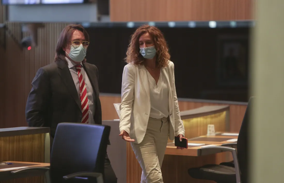 La ministra Sílvia Calvó amb el president del grup de Ciutadans Compromesos, Carles Naudi, ahir al Consell General.