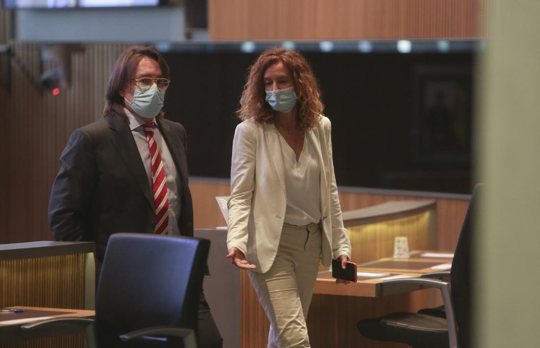 La ministra Sílvia Calvó amb el president del grup de Ciutadans Compromesos, Carles Naudi, ahir al Consell General.