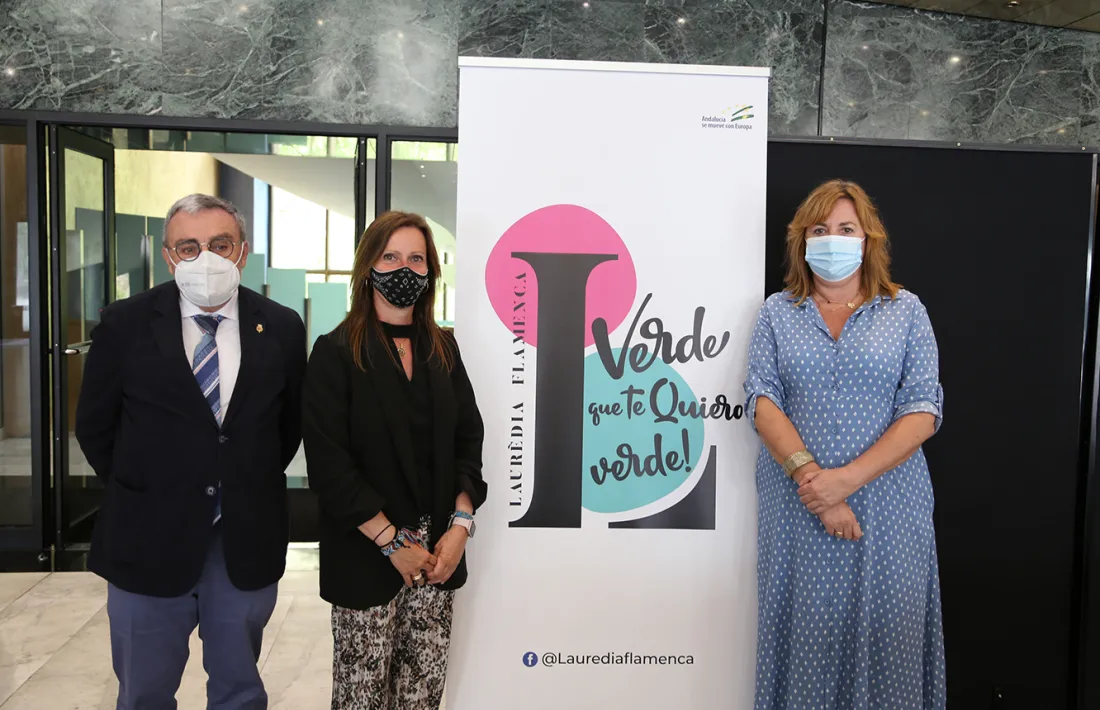 L'ambaixador d'Espanya a Andorra, Àngel Ros; la cònsol menor de Sant Julià de Lòria, Mireia Codina i l'organitzadora del cicle, Lola Vallespí, durant la presentació.