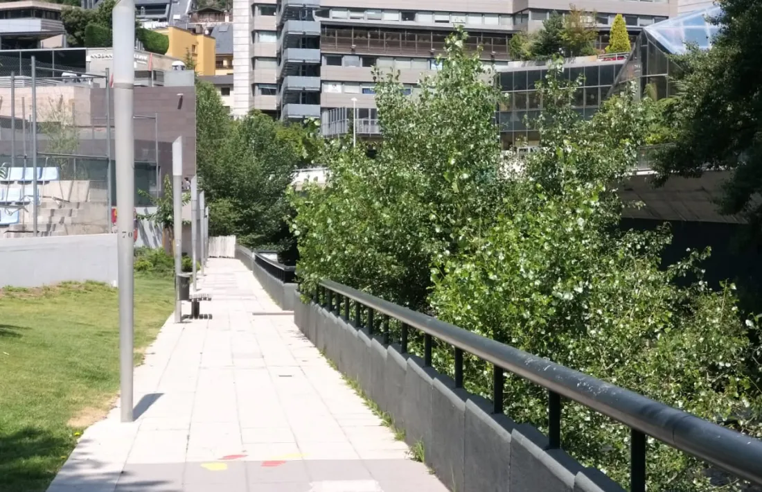 El passeig del riu en el tram abans d'arribar a l'Espai Jovent.