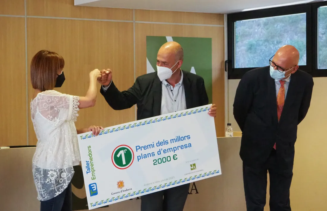 Rossendo Duró durant la graduació del Taller d'Emprenedors de l'UdA, recollint el primer premi pel seu projecte.