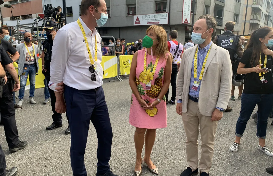 Christian Prudhomme, Conxita Marsol i Xavier Espot xerren al costat de la meta del Tour de França. Foto: Víctor Duaso