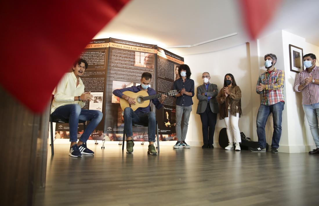 L’exposició sobre el genial guitarrista es pot visitar al saló d’actes de l’ambaixada d’Espanya. A la inauguració, una mica de ‘cante’ 