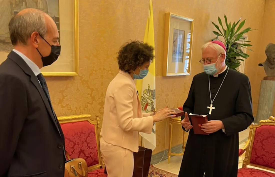 La ministra d'Afers Exteriors, Maria Ubach, amb el secretari per a les relacions amb els Estats de la Santa Seu, Paul Richard Gallagher.