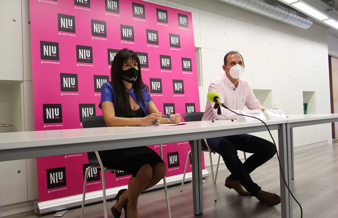 La coordinadora i el responsable del Niu, Marta Ambor i Miquel Gouarré, durant la roda de premsa d'aquest dilluns.