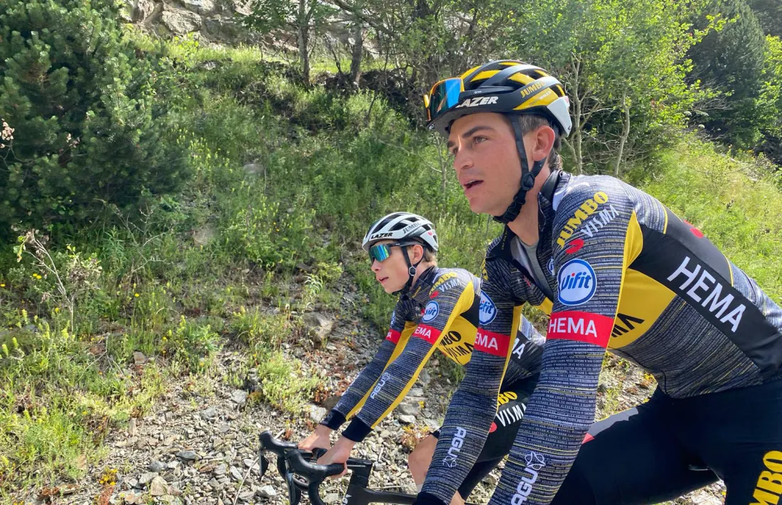 El guanyador de l’etapa andorrana, Sepp Kuss, acompanyat per Jonas Vingegaard, el tercer de la general pujant cap a Arcalís. Foto: @JumboVismaRoad