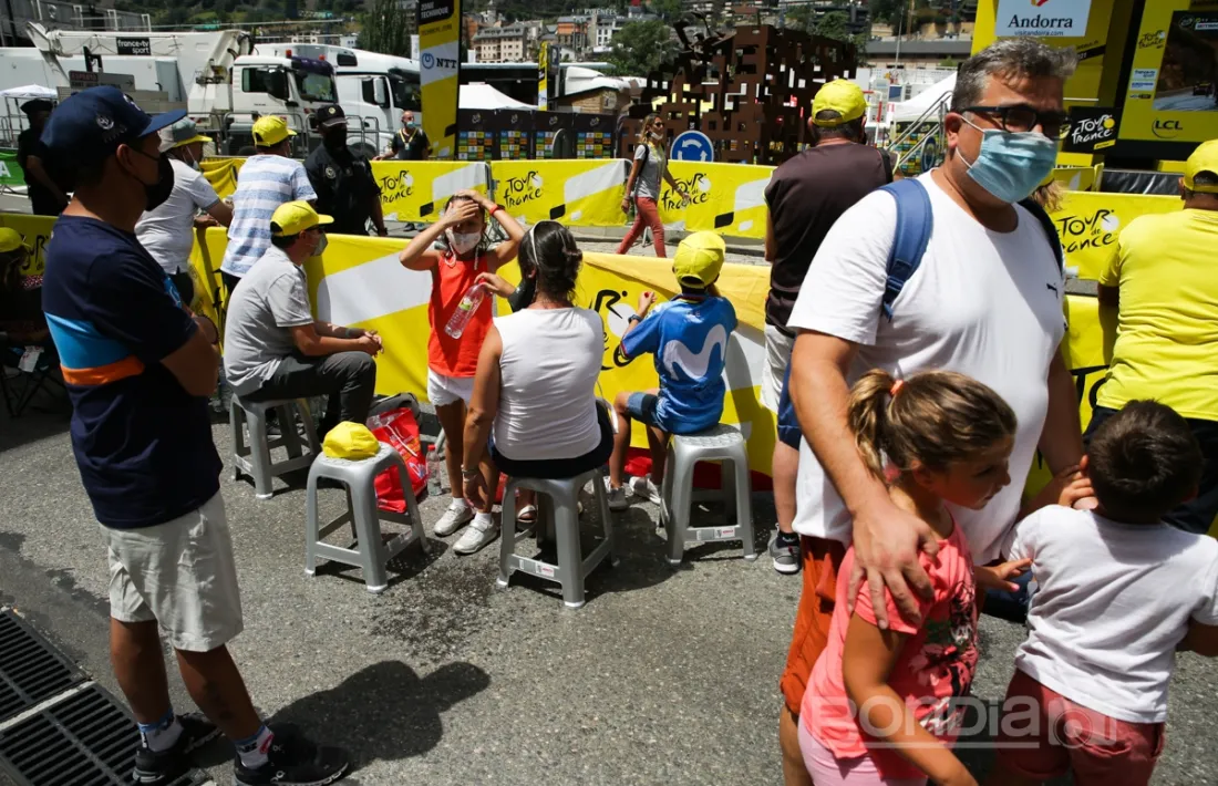 Molts visitants van gaudir de l'arribada de l'etapa del Tour al Principat.