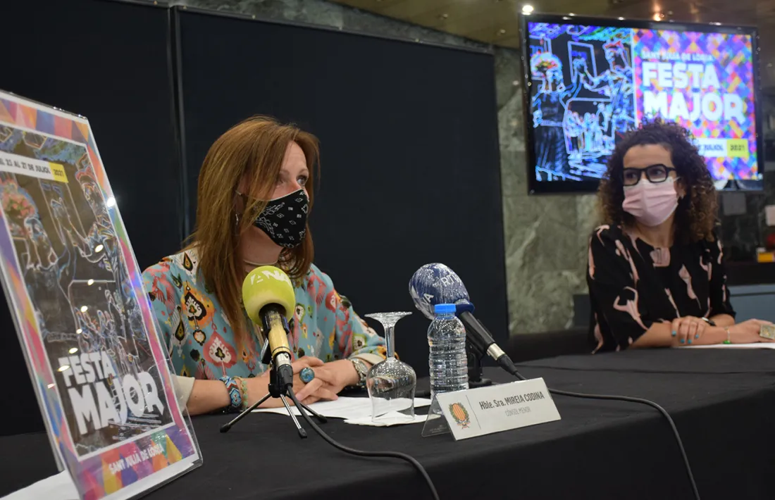 La cònsol menor de Sant Julià, Mireia Codina, i la cap de Cultura, Laura Rogé, durant la presentació de la festa major de la parròquia.