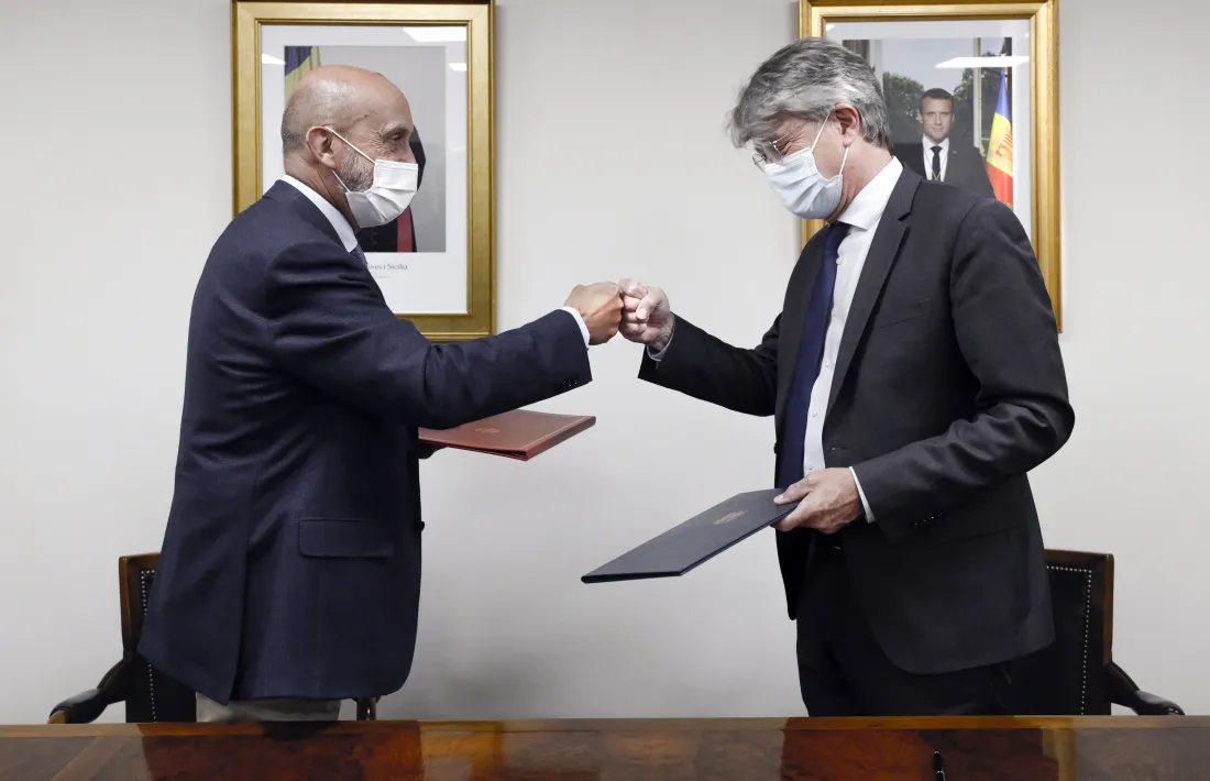 Benazet i Tribolet en el moment de signar l'acord.