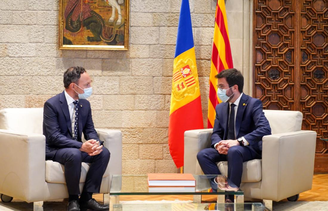 Xavier Espot i Pere Aragonès en un moment de la trobada que van mantenir ahir al Palau de la Generalitat.