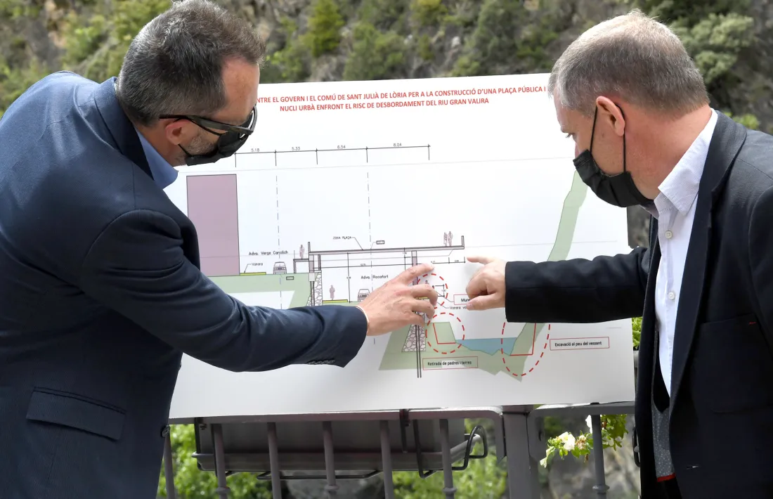 Filloy i Majoral observen els plànols del projecte.