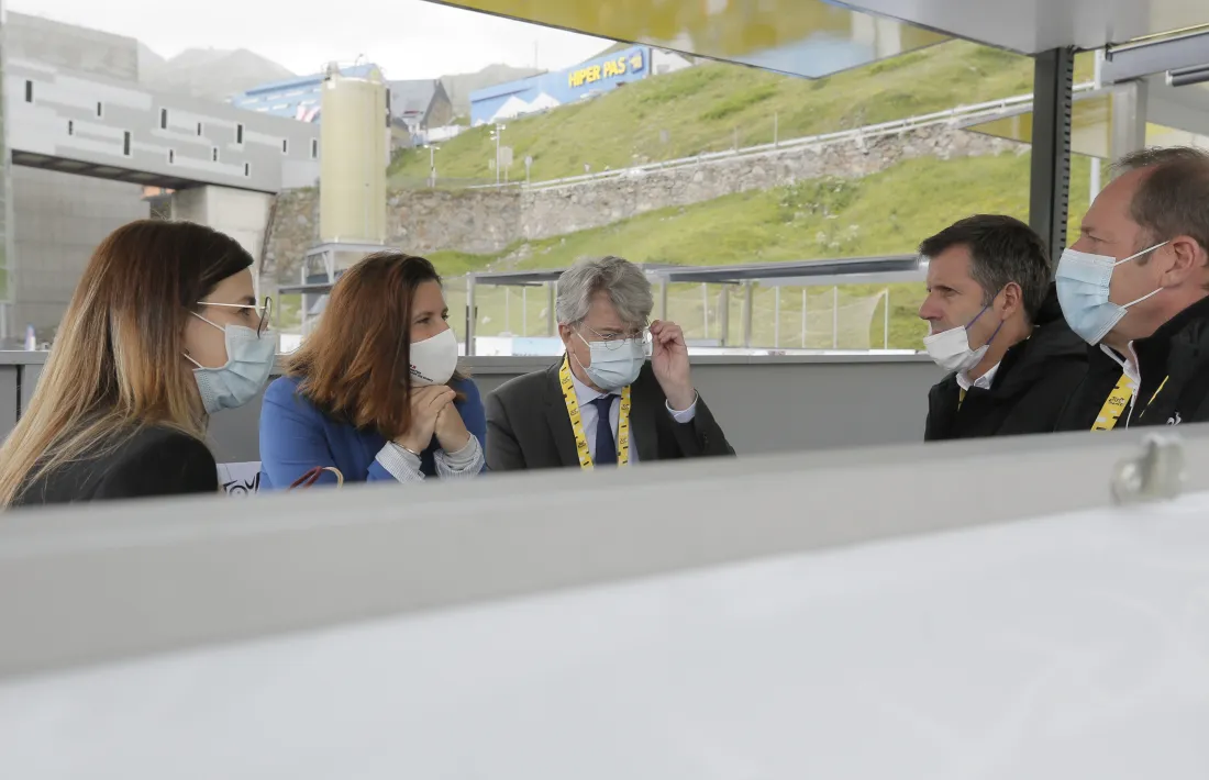 Sílvia Riva va mantenir ahir una reunió al ‘village’ del Tour amb Roxana Maracineanu. Foto: SFGA / C. ESTEVE