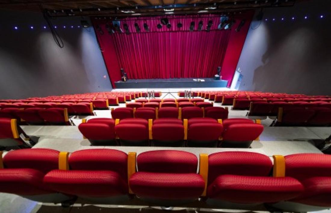 La platea del teatre després de la intervenció que ara acabarà de polir-se. 