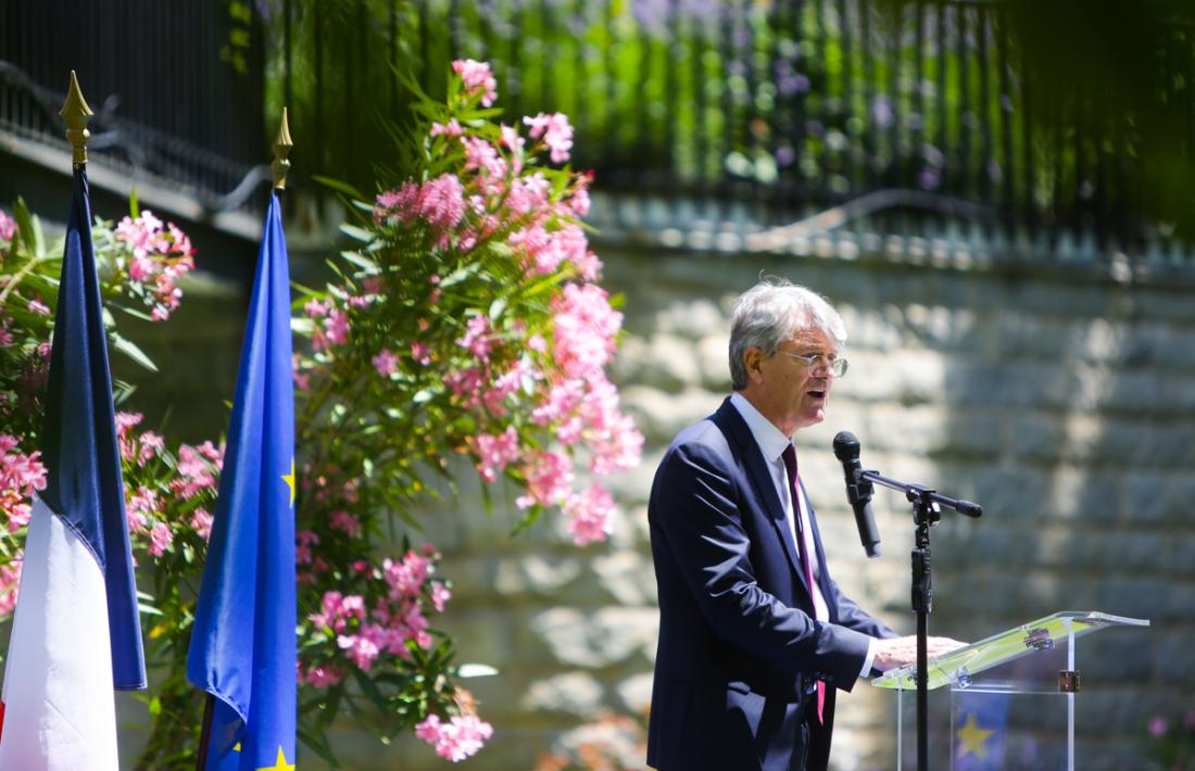 La recepció del 14 de juliol als jardins de l’ambaixada de França, novament atípica i poc nombrosa. 