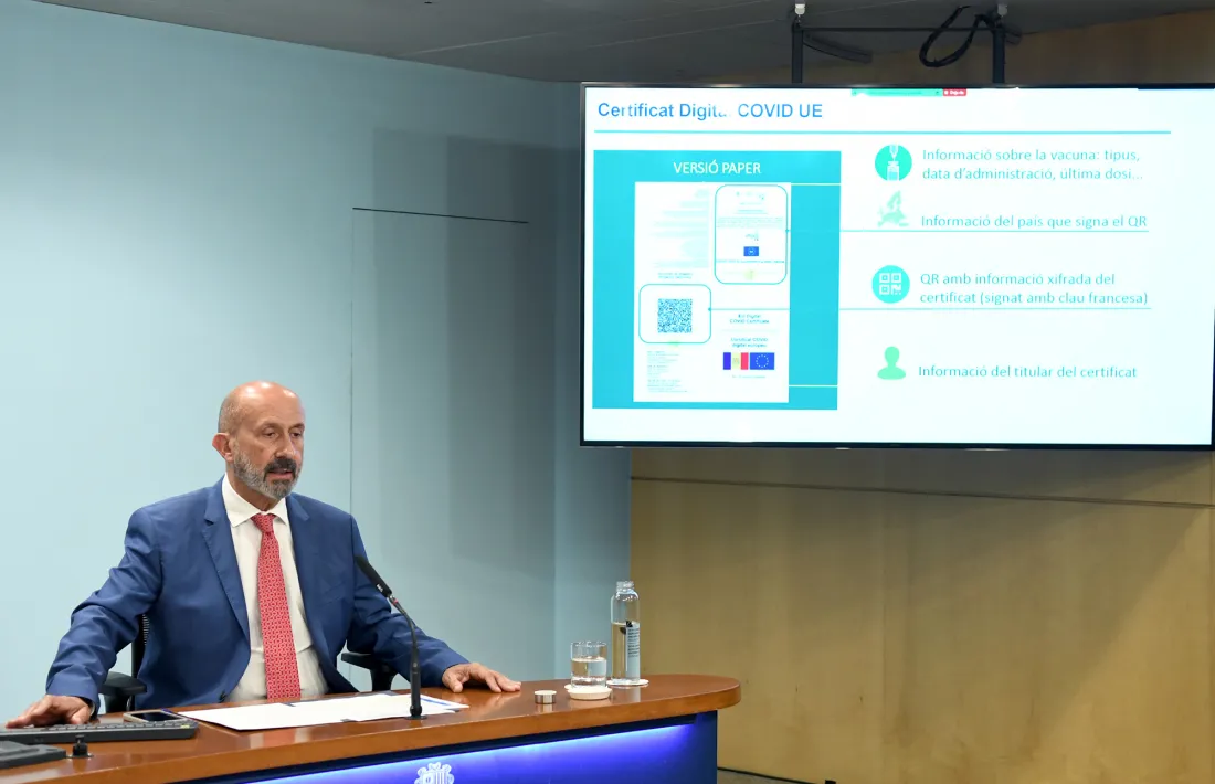 A dalt, Benazet durant la roda de premsa. A sota, detall del certificat digital.