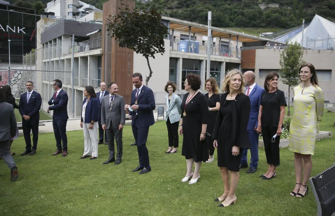 El cap de Govern, els ministres i els secretaris d’Estat preparant-se per fer-se la foto de família després de l’acte de jurament.
