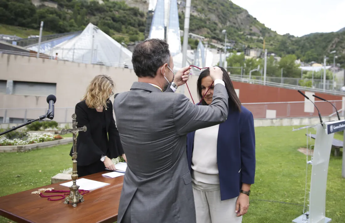 El cap de Govern, Xavier Espot, posa la medalla a Trini Marín després del jurament.