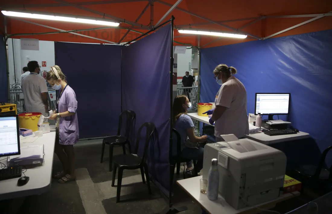 Ciutadans al centre de vacunació de l’antiga plaça de Braus.