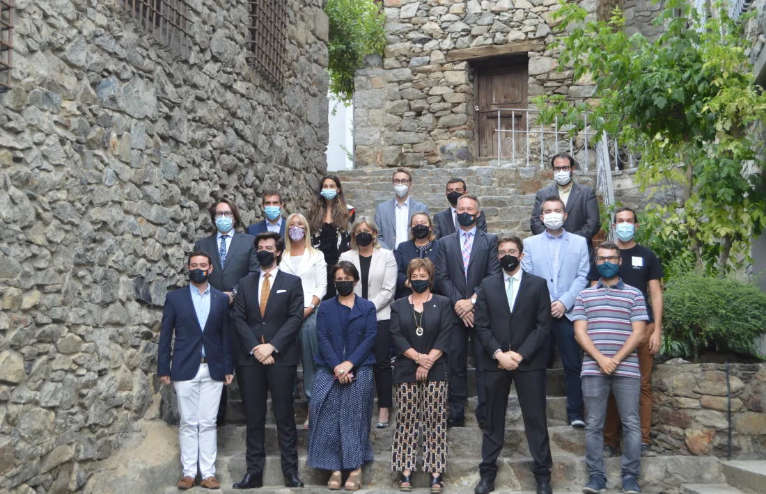 Els representants de les diferents seccions joves dels partits polítics i els consellers que han treballat en la proposta.