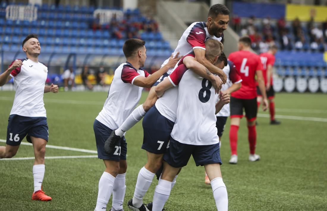 Els colomencs celebren el gol de López al minut tres que encarrilava el partit i la classificació per a la segona ronda preliminar.