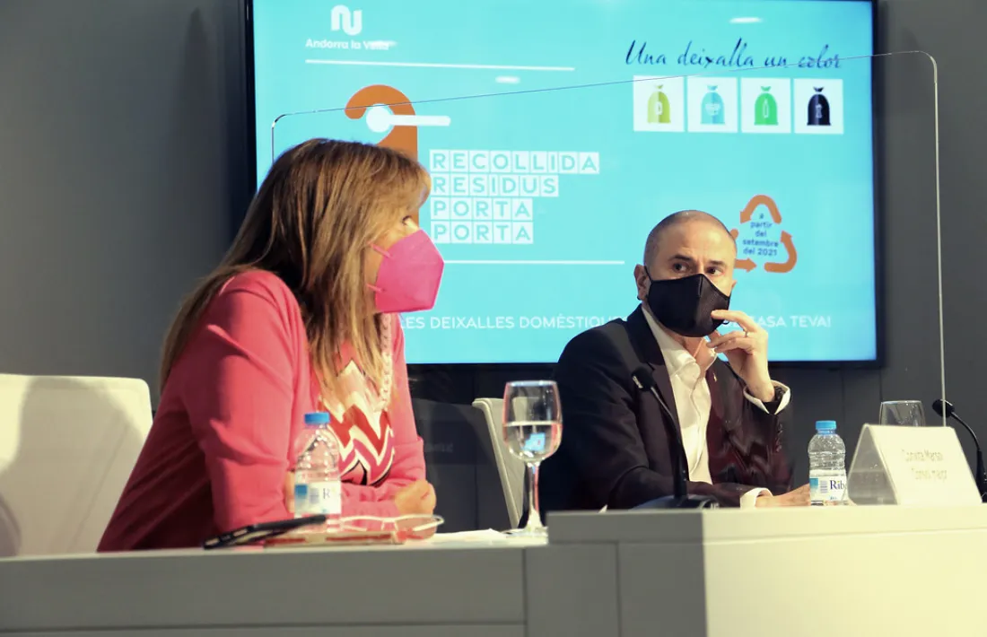 Marsol i Estrella van presentar ahir la prova pilot de la recollida d’escombraries porta a porta.