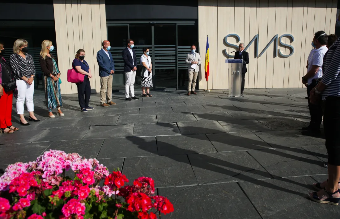 Els parlaments de la inauguració s'ha fet a l'exterior de l'hospital.