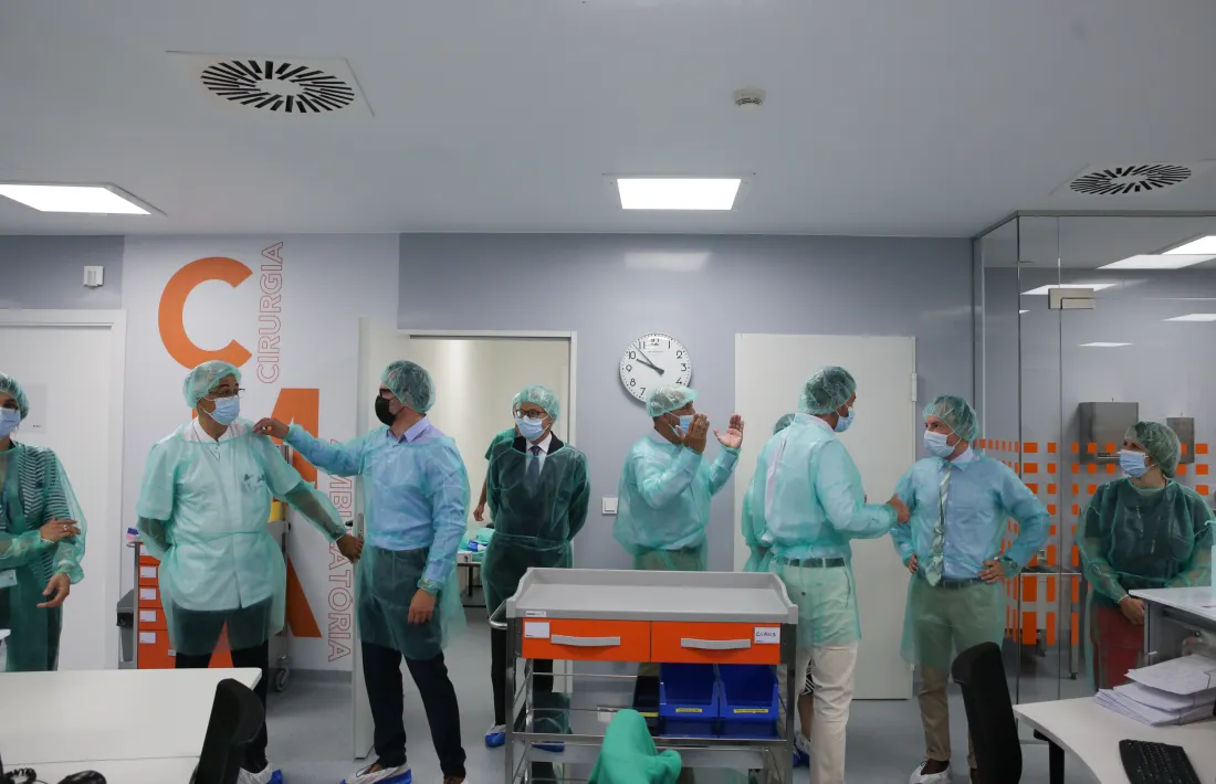 Un moment de la visita de les autoritats al mòdul de cirurgia major ambulatòria.