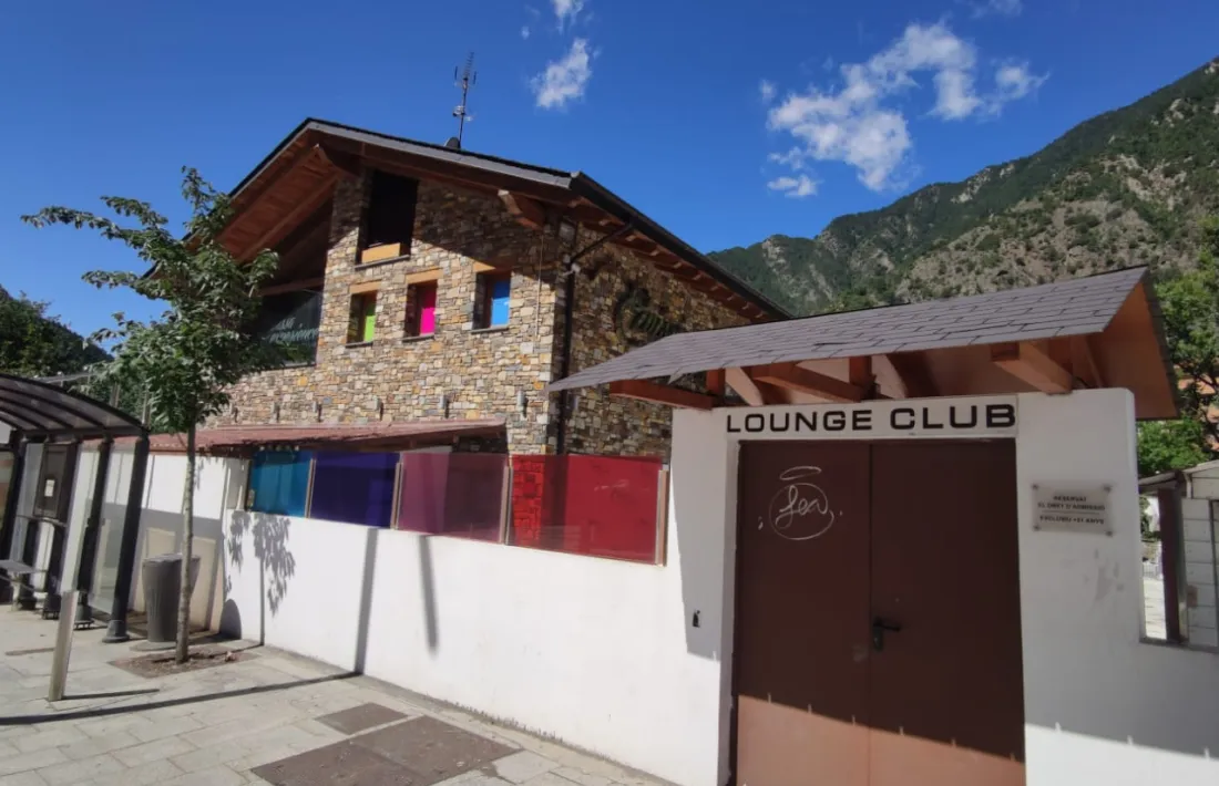 Un local d'oci nocturn.