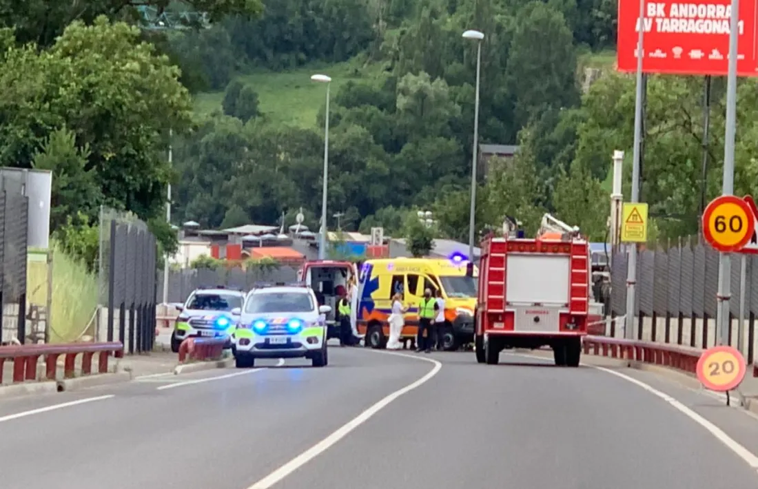 Els serveis d'emergència treballant al lloc on s'ha produït l'accident.