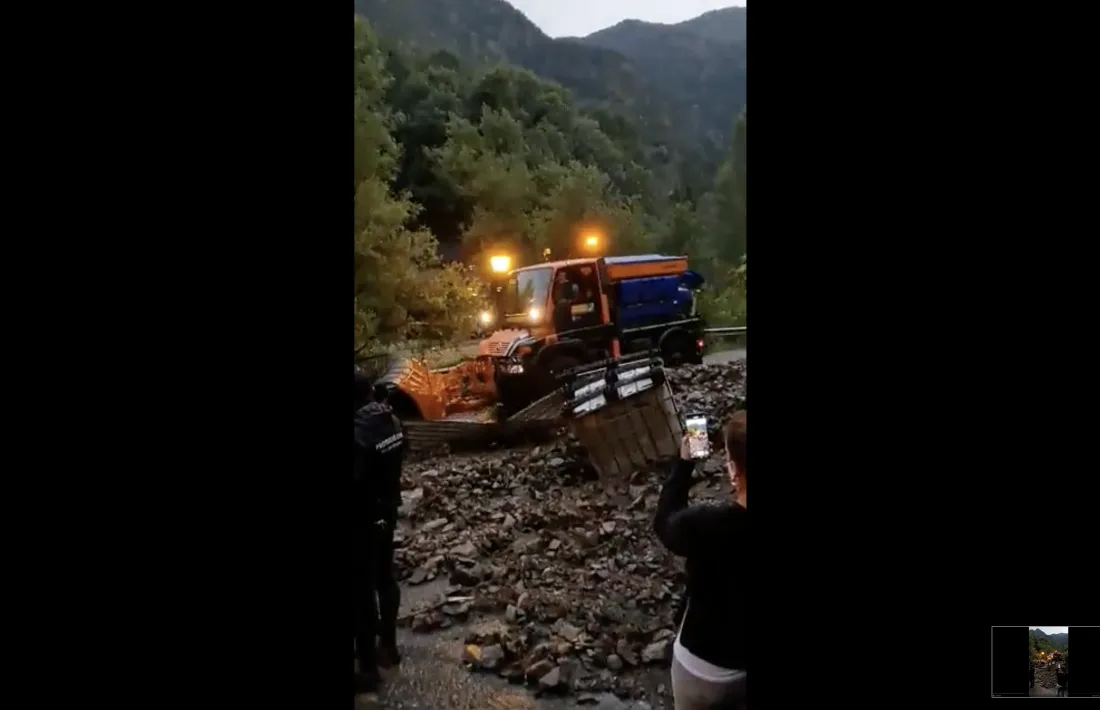 Una màquina del COEX retirant les pedres arrossegades per l’aigua, aquest dimarts.