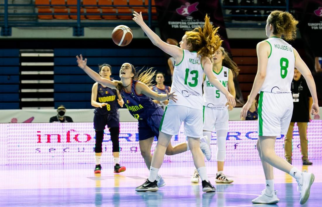 Clàudia Brunet fa una entrada a cistella davant l’oposició de Claire Melia. Foto: FIBA.COM