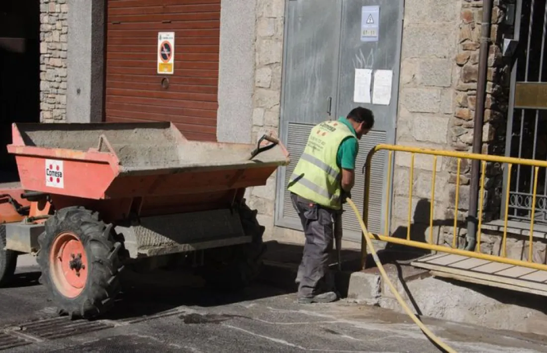 Un treballador de la construcció en una obra.