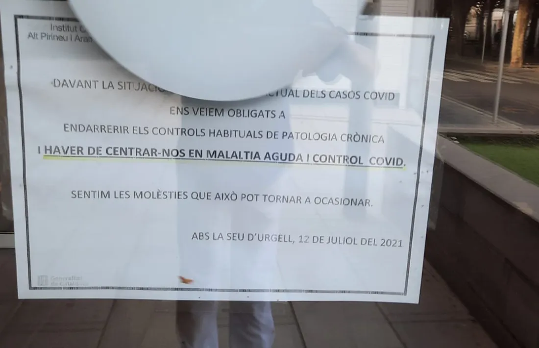 El cartell col·locat a les portes del CAP.