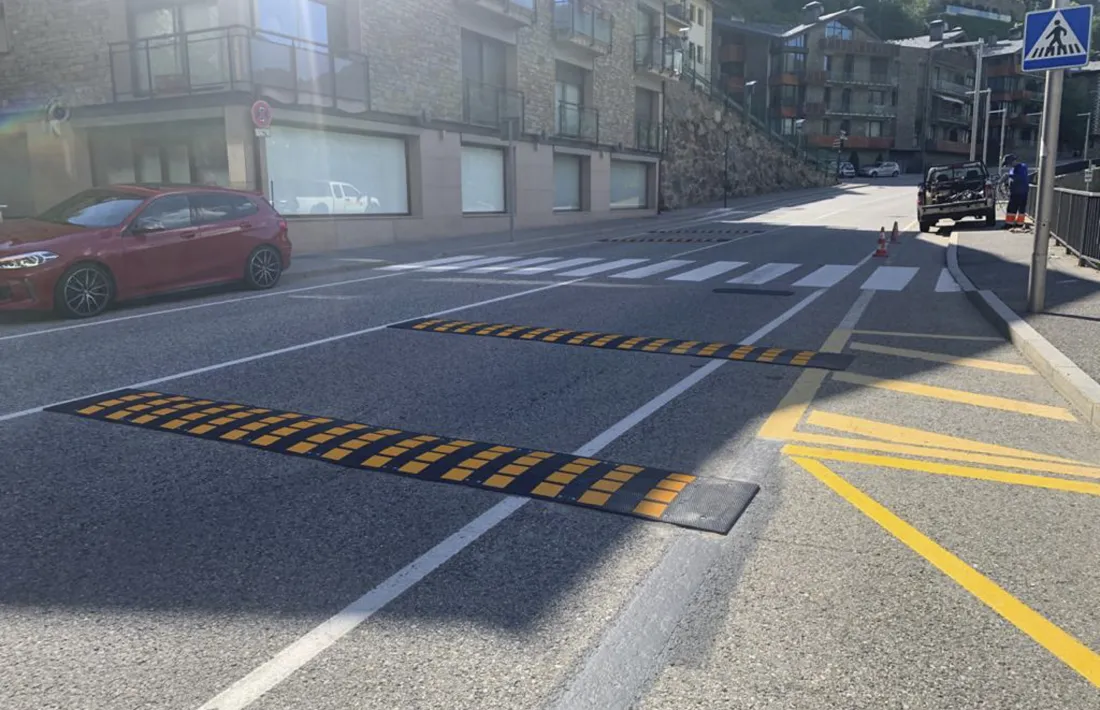 Les bandes per reduir la velocitat a l’avinguda de les Moles.