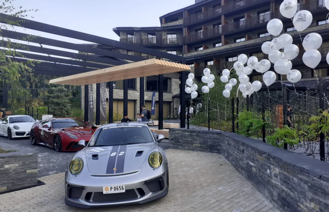 Moment de la sortida dels 22 vehicles que participen en el ral·li, ahir al matí.