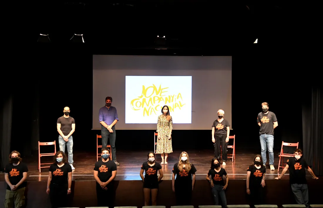 Foto de família de la Jocand, amb la direcció de la companyia, la de l’ENA, la ministra Sílvia Riva i Ester Nadal, ahir a Les Fontetes.