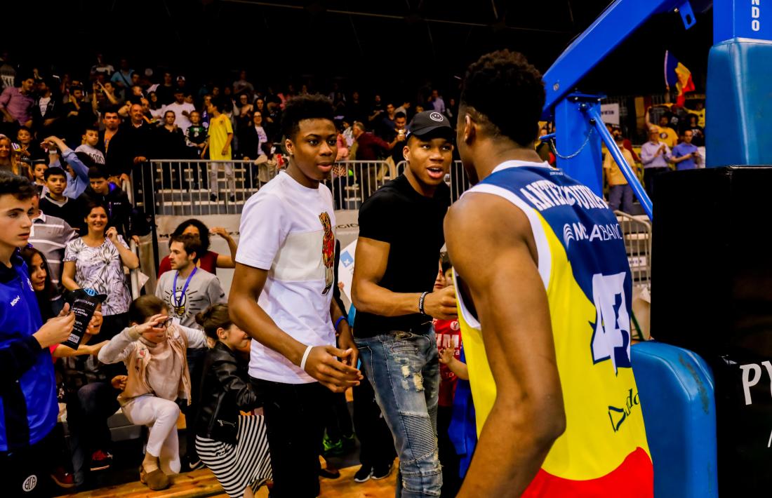 Thanasis saluda dos dels seus germans el 2017 al Poliesportiu, Kostas i Giannis. Foto: ACB Photo / Martín Imatge