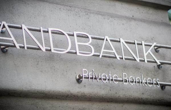 andbank-espana-sede-madrid-logo-metal-entrada-1280x640