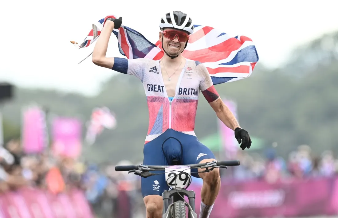 El ‘biker’ resident Tom Pidcock va guanyar ahir la medalla de bronze a la prova de ‘cross-country’ als Jocs Olímpics de Tòquio. Foto: Twitter