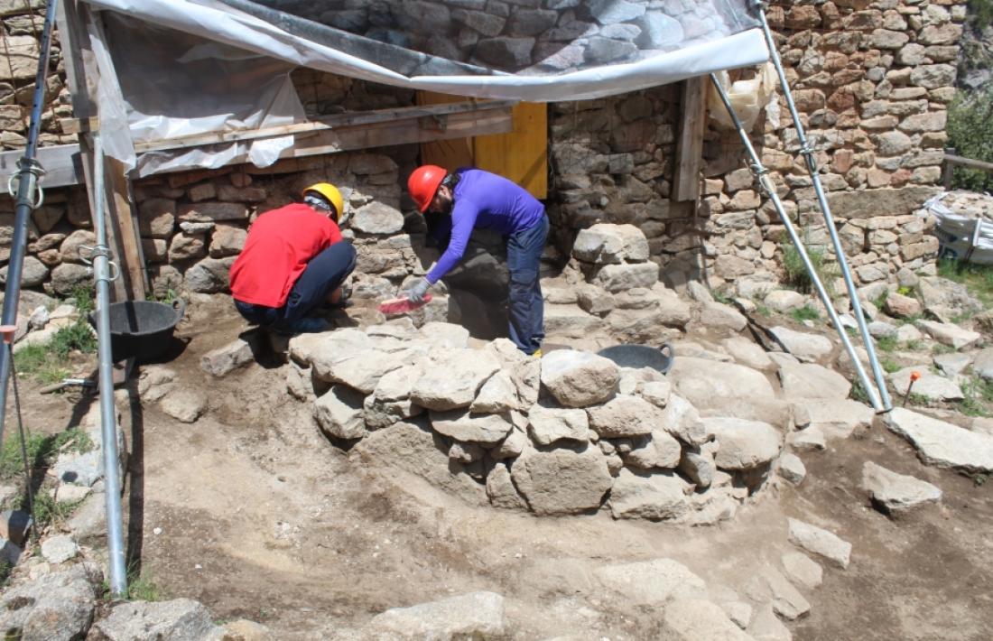 Tècnics de Patrimoni inspeccionen la base del campanar: això era al maig.
