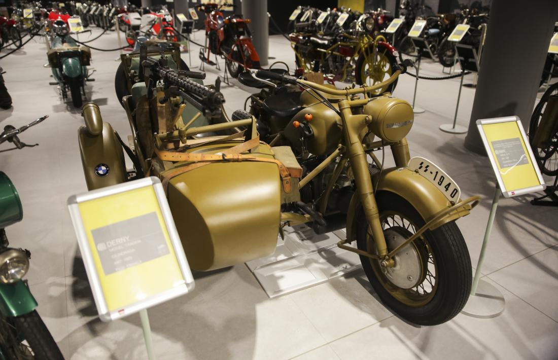 La BMW R-75 alemanya del 1940 amb sidecar i metralladora, model oficial de la Werhmacht a la II Guerra Mundial.