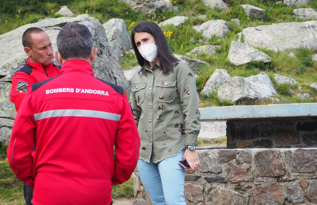 Laura Mas, cònsol major d'Encamp, amb els bombers.