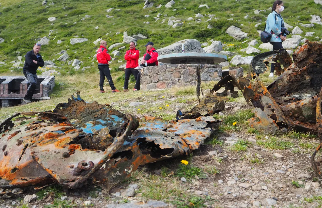 El bidó oxidat que els bombers han trobat a l'estany, avui al matí.